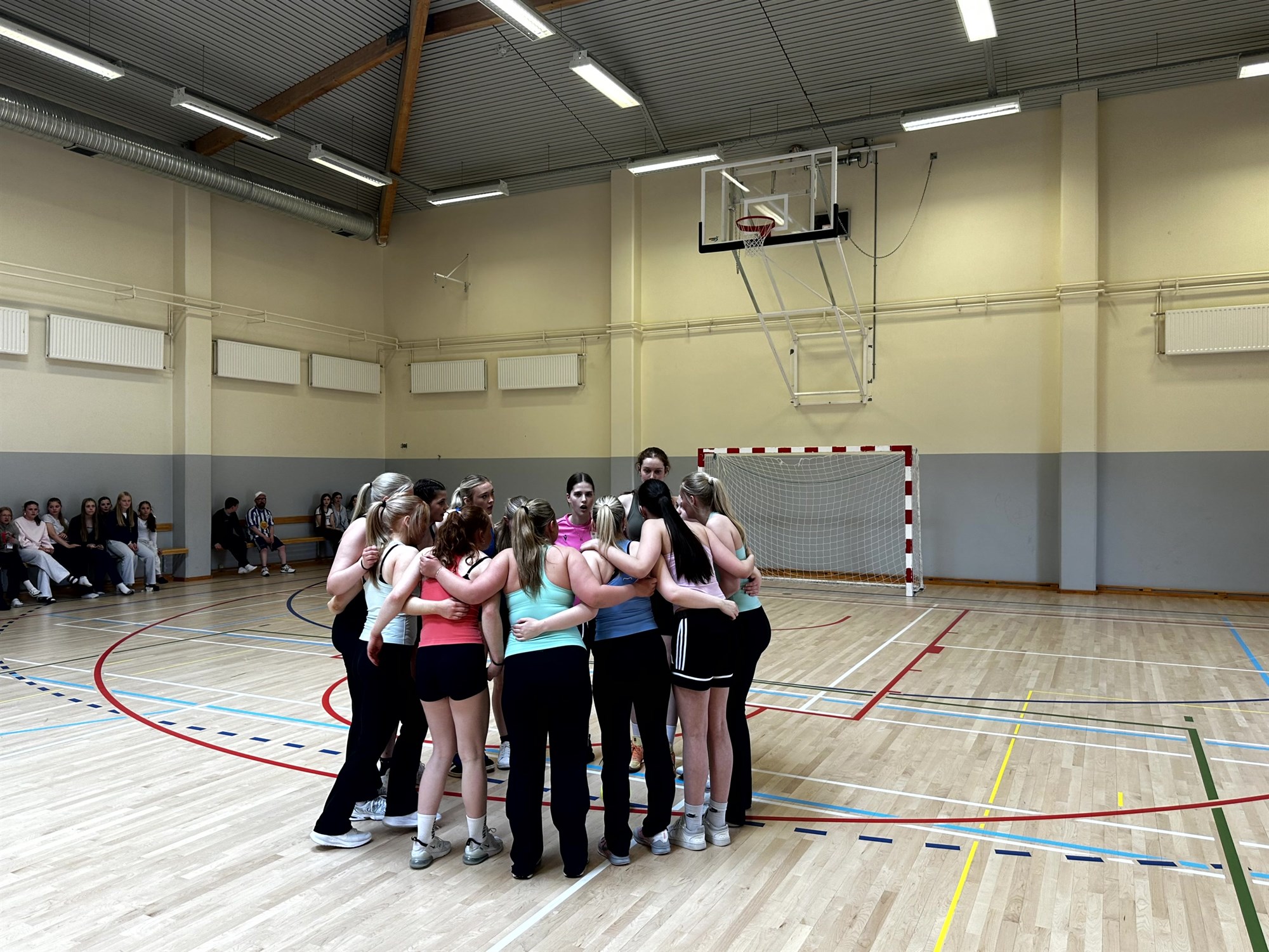  Árlegt fótbolta- og brennómót 10. bekkjar og kennara