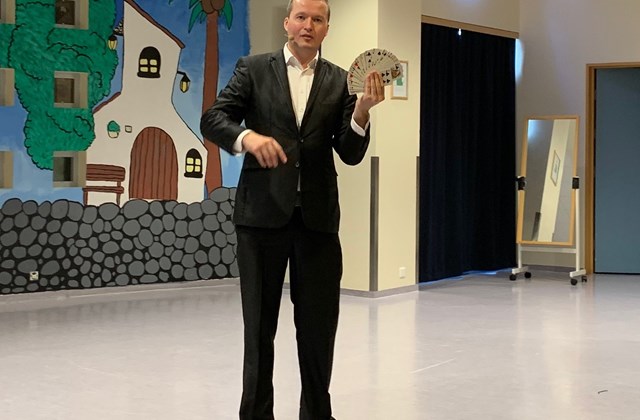 Einar Mikael töframaður í heimsókn