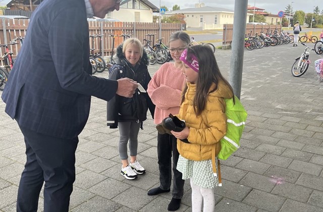 Göngum í skólann_bæjarstjórinn í heimsókn