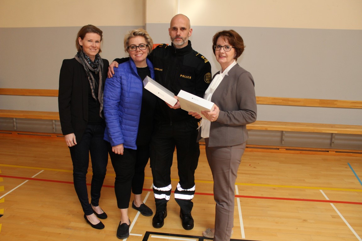 Foreldrafélagið gefur skólanum tvær spjaldtölvur