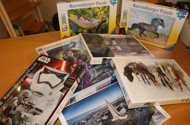 Skólanum gefin púsl